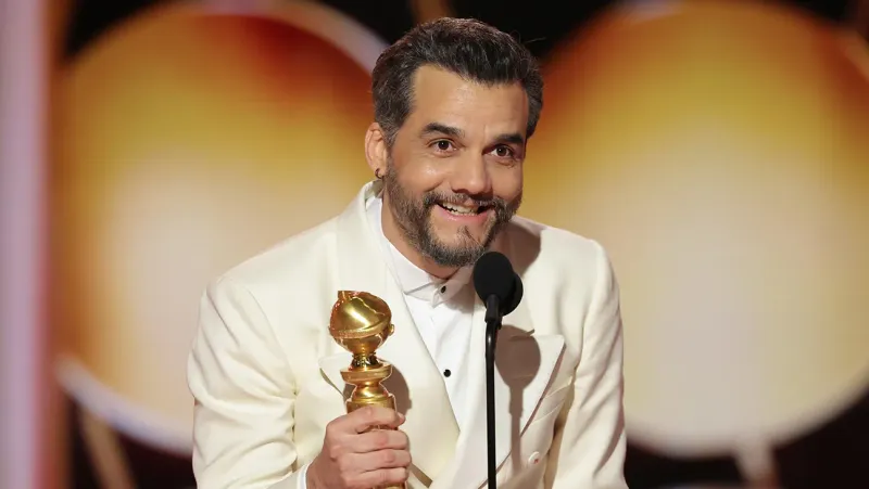 Wagner Moura delivers his acceptance speech after winning a Golden Globe for his role in The Secret Agent