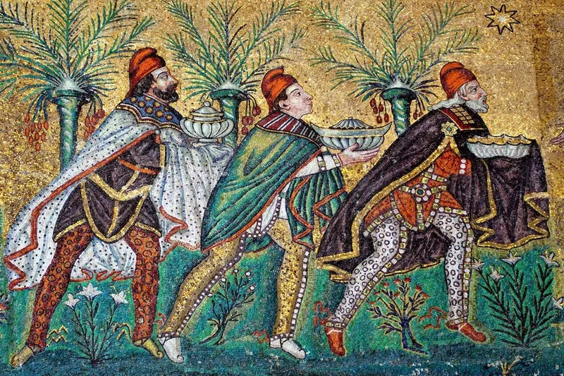 Detail of nave mosaic depicting the Three Magi (Balthasar, Melchior, and Gaspar), c. 500 AD, Basilica of Sant' Apollinare Nuovo, Ravenna. (Public domain)