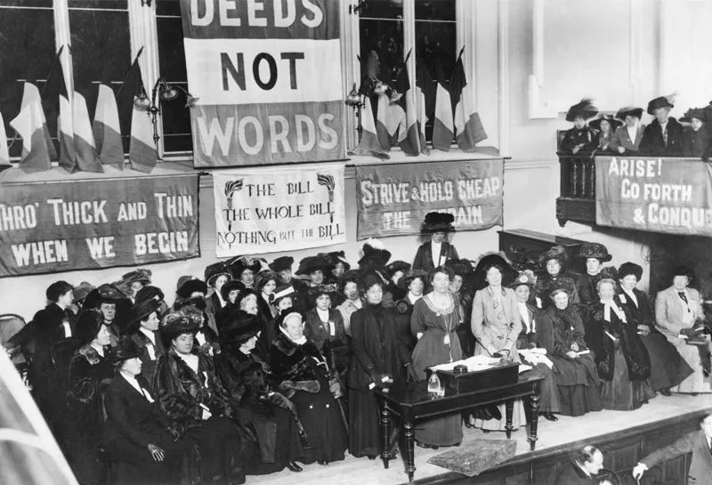 Emmeline Pethwick-Lawrence and Emmeline Pankhurst at a Suffragette meeting in Caxton Hall, Manchester (c.1908). [Wikicommons]