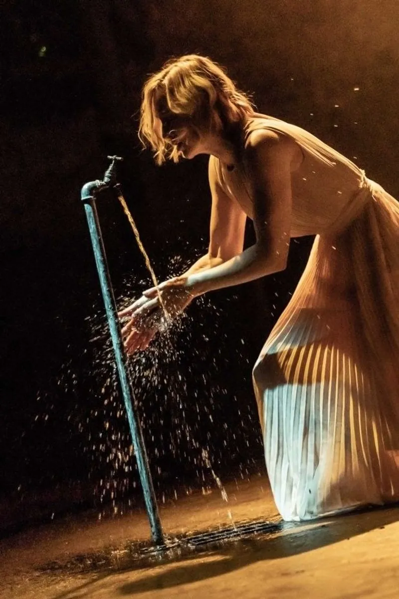 Saoirse Ronan (Lady Macbeth) washing her bloody hands in ‘The Tragedy of Macbeth’ © Marc Brenner